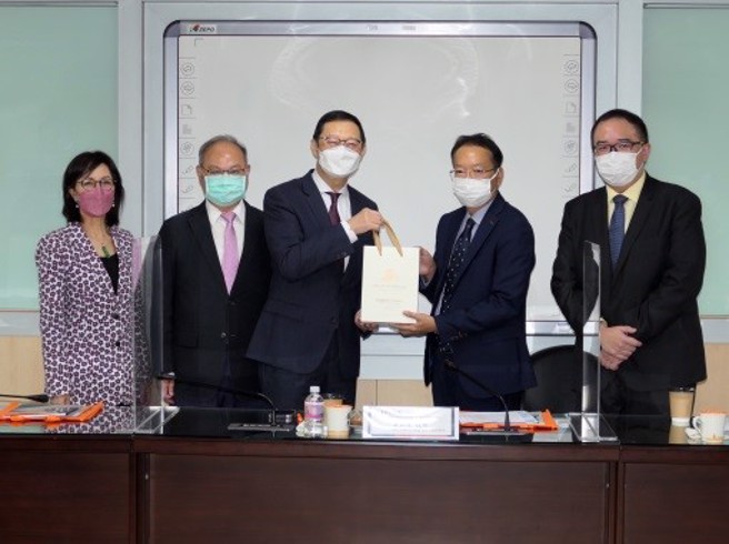 泰驻台代表曾德荣(右2)参访龙华科大，董事长孙道亨(左3)率一级主管热情欢迎。(照片/龙华科技大学提供)