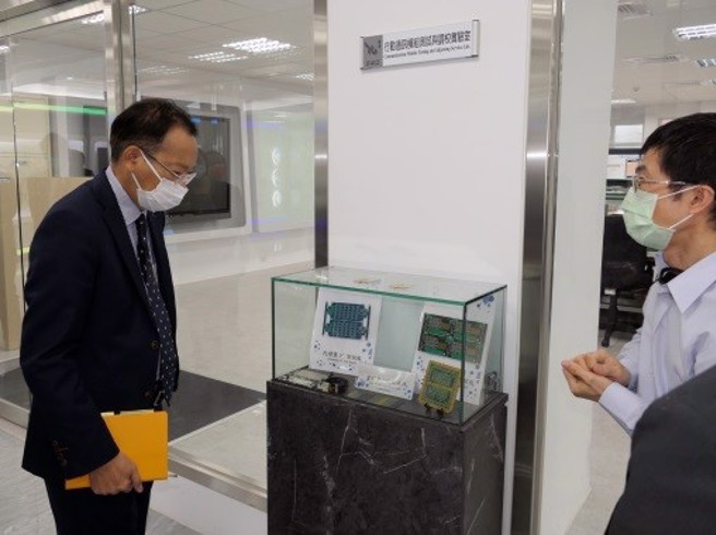 曾德荣代表对龙华科大丰沛研发能量及产学合作成果，留下深刻印象。(照片/龙华科技大学提供)