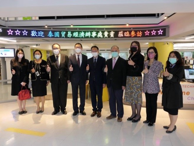 曾德荣代表一行参观DREAM图书馆并合影。(照片/龙华科技大学提供)