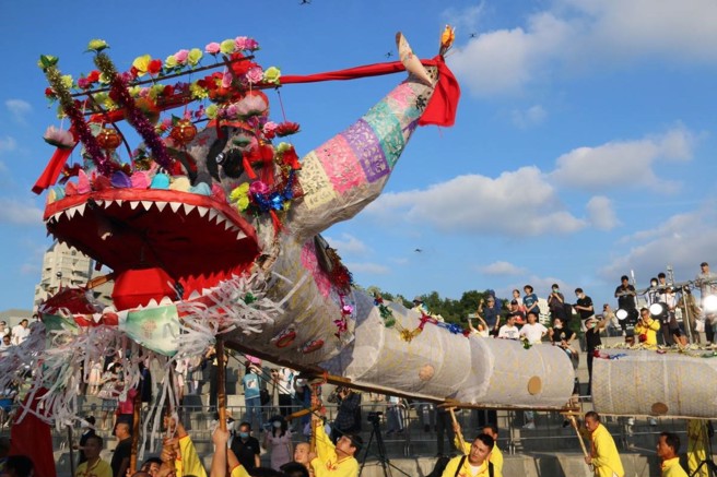 代表端午节的龙舟队伍于活动现场穿梭炒热气氛。(图／主办单位提供)