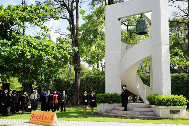 台南大学承袭往年「鸣钟仪式」(照片/台南大学提供)
