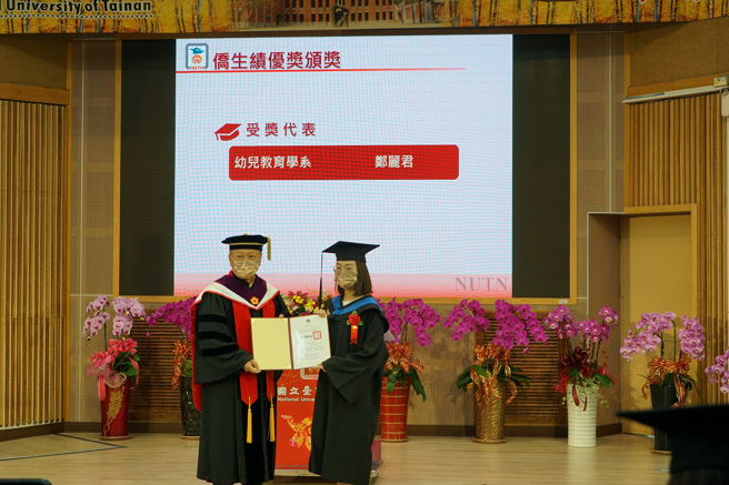 南大校友总会吴东林理事长颁发侨生绩优奖(照片/台南大学提供)