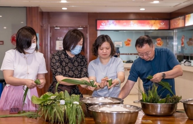 现场包粽子感受浓浓端午情。(图／主办单位提供)