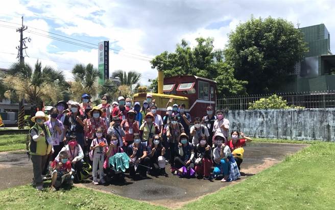 嘉义市文化局带领民眾寻访南靖糖厂。（嘉义市政府提供／廖素慧嘉市传真）