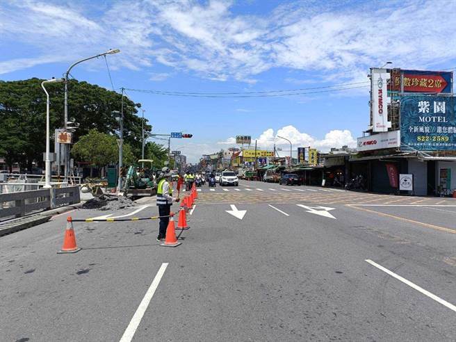 媽祖港橋將於11日上午7時執行改建拓寬工程，將分2階段採半半封閉施工，高市府屆時將針對媽祖港橋實施交通管制措施，呼籲用路人提前改道或依現場義交指揮通行。（高市府工務局提供／洪浩軒高雄傳真）