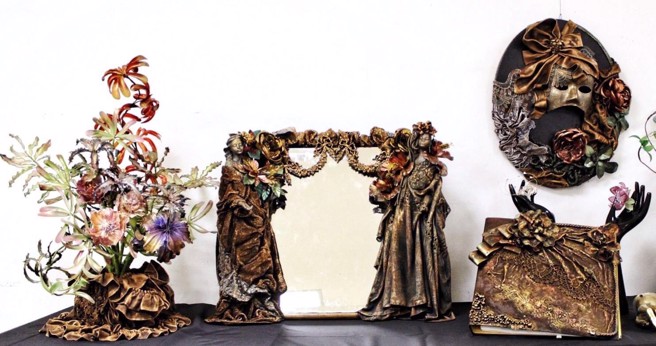 《织品新乐园》联展，二手纺织品雕塑作品作者：吴佩韩　水晶树酯花艺作品作者：陈柏翰　林星仪　游佳。(照片/玄奘大学提供)