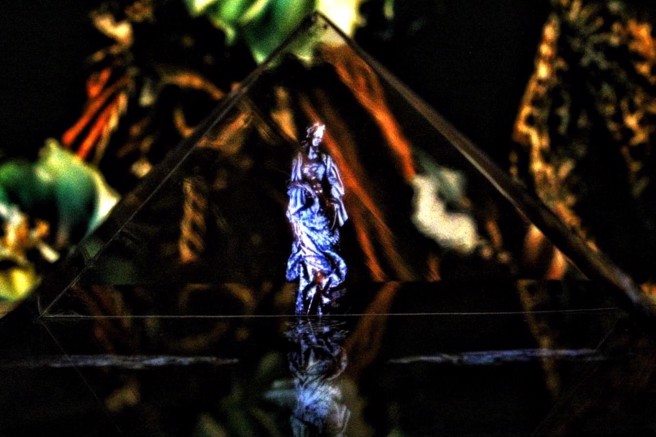 《织品新乐园》联展，浮空投影实验作者：张元宏。(照片/玄奘大学提供)