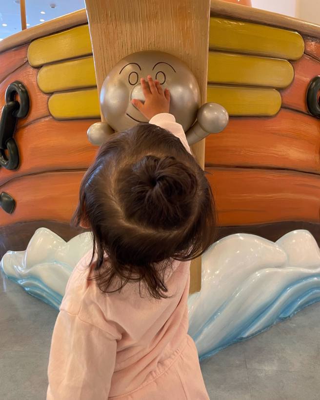 夫妻二人的第1胎女儿已经会站会走。(图/前田俊 IG)