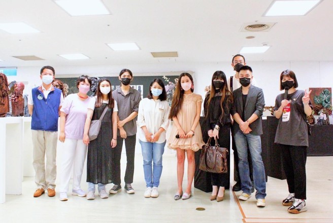 玄奘大学时尚系师生团队合影。(照片/玄奘大学提供)