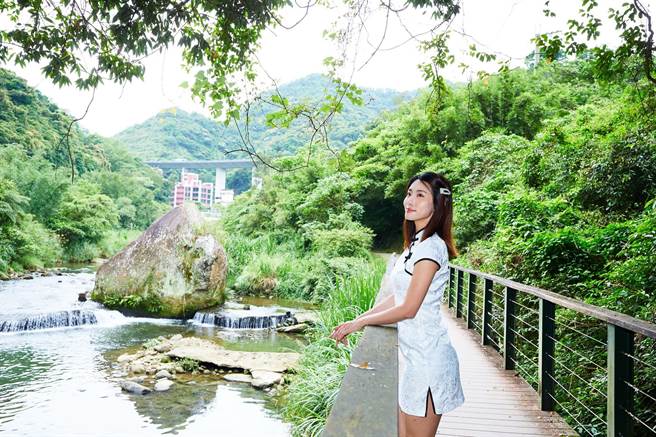 山林系网红Lucy路雨希走读淡兰古道石碇段，探寻石碇石头公，聆听在地大自然声音。（新北市观旅局提供）