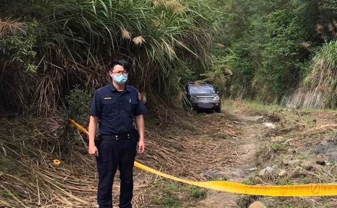 冈山燕巢警方在中民路偏僻巷道一处车内发现男子尸体，初步排除他杀。（翻摄照片／林瑞益高雄传真）