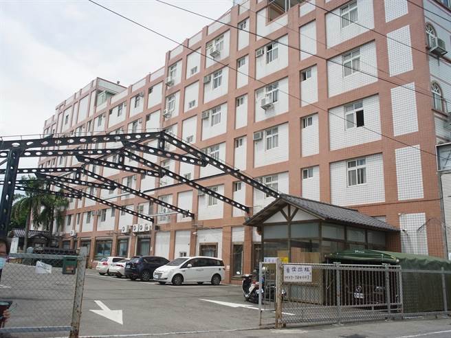 云林县斗六市尊龙会馆乱象多，附近居民受不了要求入住者迁离。（张朝欣摄）