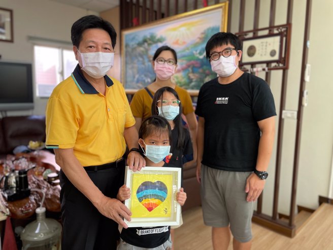 民进党前立委郑宝清（左）与小希（中）合照。（图/取自郑宝清脸书）