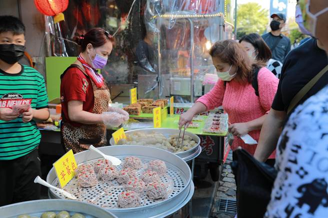 新北市近期宣布8大項紓困補助，除了公有市場使用費減收8成，多數都是沿用去年方案。市議員鄭宇恩呼籲，市府應延續新北安心餐館防疫專案，小額補助多樣商家，才有助於業者撐過疫情高原期。（經發局提供）