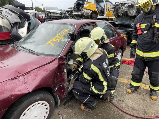 桃消二大队办车祸救助训练强化救灾能量。(消防局提供／吕筱蝉桃园传真)