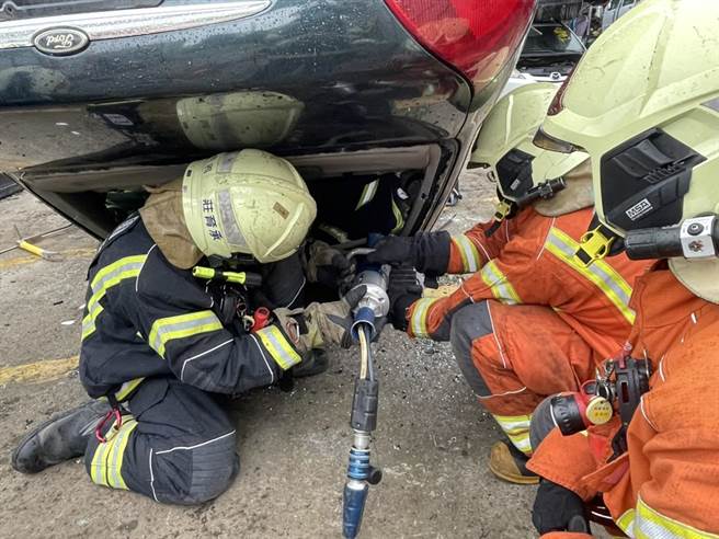 桃消二大队办车祸救助训练强化救灾能量。(消防局提供／吕筱蝉桃园传真)