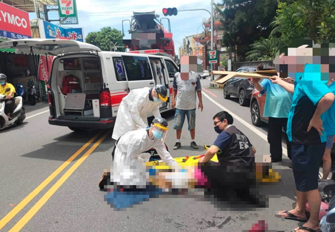 骑乘机车老妇倒地，警方调查肇事大货车违规上路，该路段禁行15吨以上大货车。（新城警分局提供）