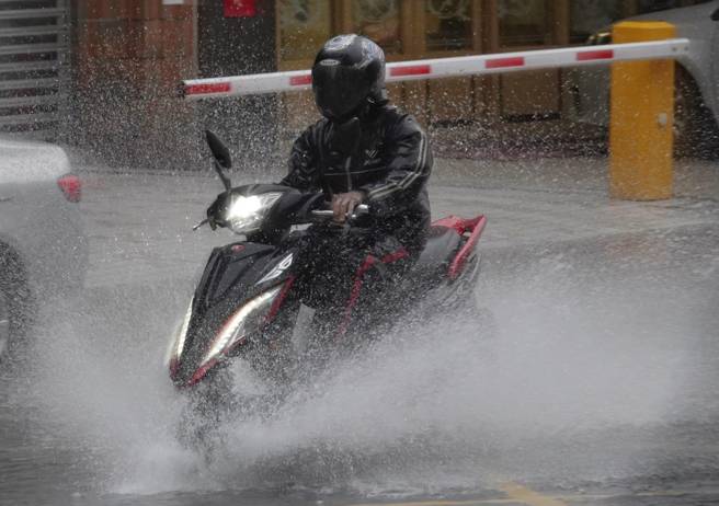 受梅雨鋒面及西南風影響，12縣市發布大雨特報。（資料照／黃子明攝）