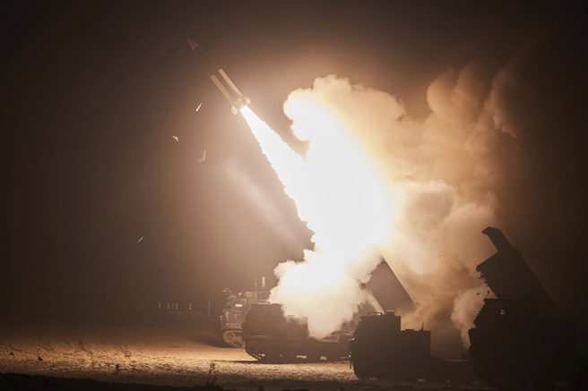 北韓5日發射8枚飛彈，這是對5月剛上任的南韓總統尹錫悅的第三度挑釁，南韓與美國軍方今天也發射相應等級的8枚飛彈，展示應對能力。(圖／美聯社)