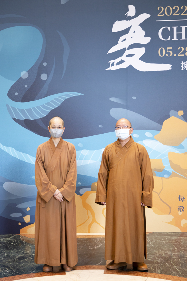 佛光山住持心保和尚(右)蒞临惠中寺，担任「未来与希望」系列讲座讲师。(图/佛光山惠中寺提供)