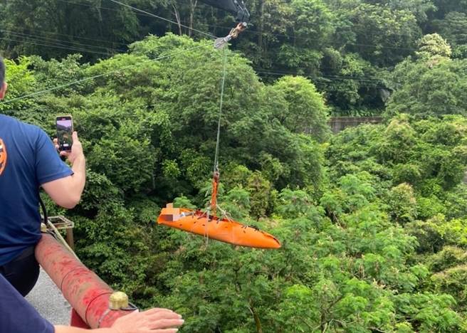 新北市乌来区今（6）日一名男子从乌来观光大桥坠落，警消获报后随即展开搜救，并将他吊挂上岸。（民眾提供／李奇叡新北传真）