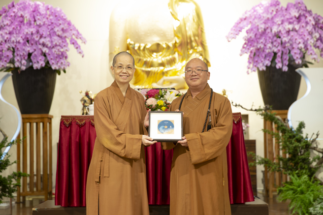 佛光山中区总住持觉居法师（左）致赠讲座纪念光碟予讲师心保和尚（右）。(图/佛光山惠中寺提供)
