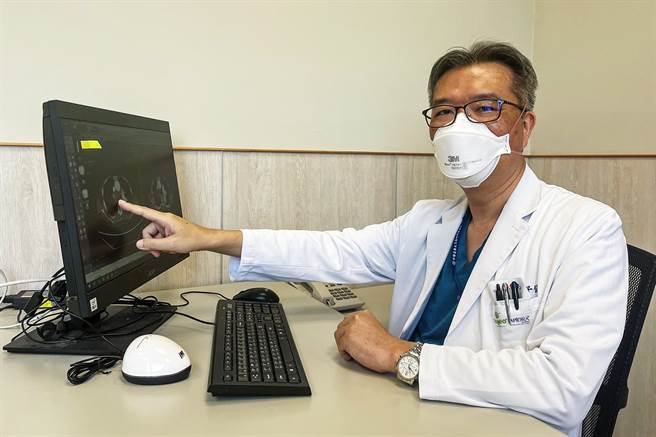 中醫大新竹附設醫院胸腔科主任莊子儀說，近年來臨床發現肺癌已越來越年輕化，且多無症狀，當因咳嗽、喘等症狀發現時，診斷多為肺癌第3、4期。（羅浚濱攝）