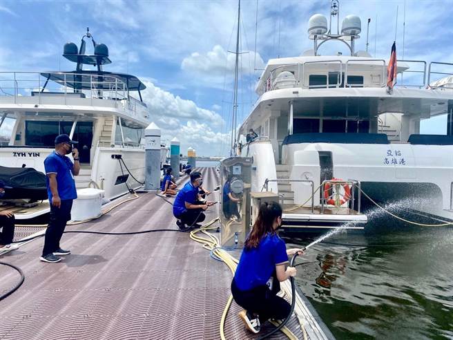 亚果游艇集团与高雄港务消防队安平港分队合作，今(6)日于安平亚果游艇码头进行联合码头消防安全演练。（亚果提供）