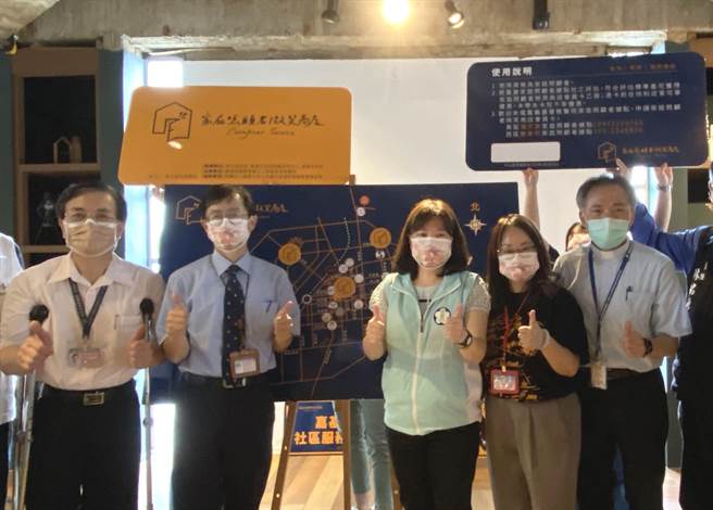 嘉義市衛生局長廖育瑋（右三）讚許微笑商店對家庭照顧者提供優惠及喘息服務。（廖素慧攝）