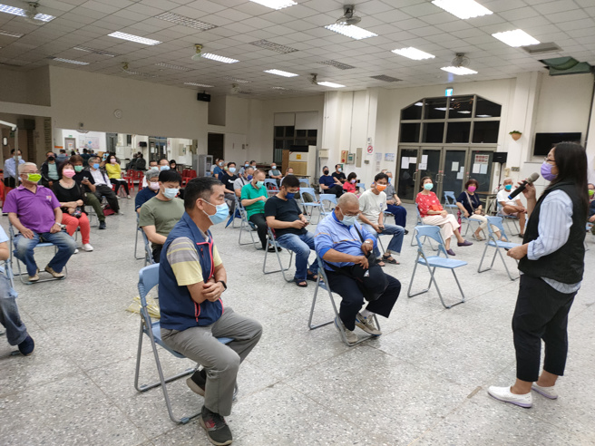 新北住都中心「好伙伴」计画招募20位与中心理念相同的第一线都更人员进入社区服务。(图/新北住都中心提供)