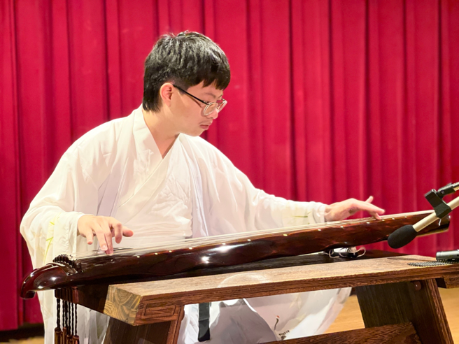 南华大学民音系毕业生庄士峰同学，以优异的古琴弹奏表现，录取国立臺北艺术大学传统。(照片/南华大学提供)