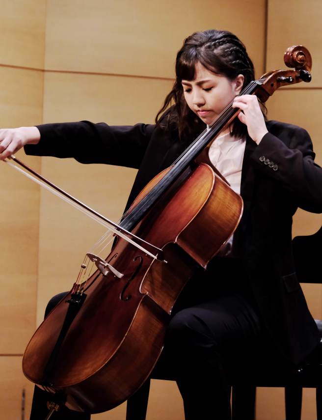 南华大学民音系廖姿渝同学，毕业音乐会以大提琴演奏获得堂彩。(照片/南华大学提供)