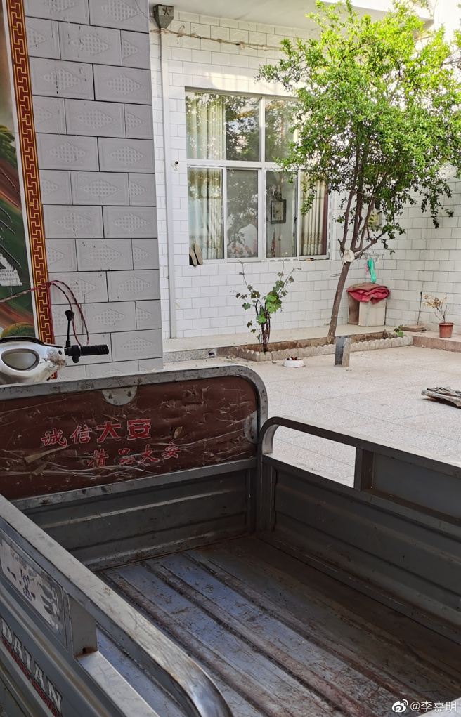 李嘉明家庭经济状况，仅有1间破旧的小小屋子。(图/李嘉明 微博)