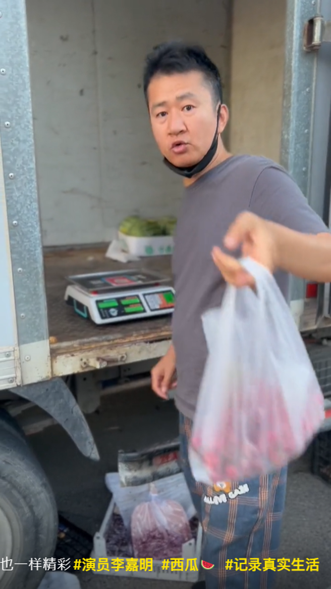 李嘉明演艺圈生存不容易，返乡帮忙贩卖西瓜。(图/李嘉明 抖音)