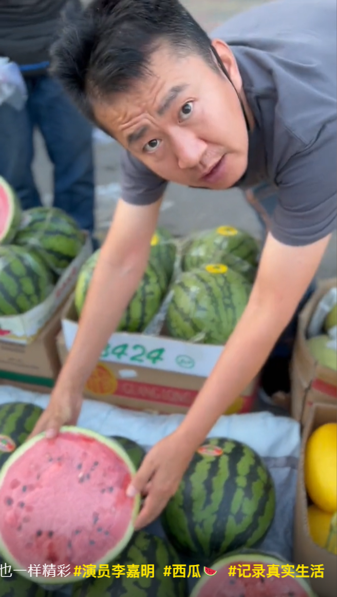 演员李嘉明竟变西瓜摊贩招呼客人。(图/李嘉明 抖音)