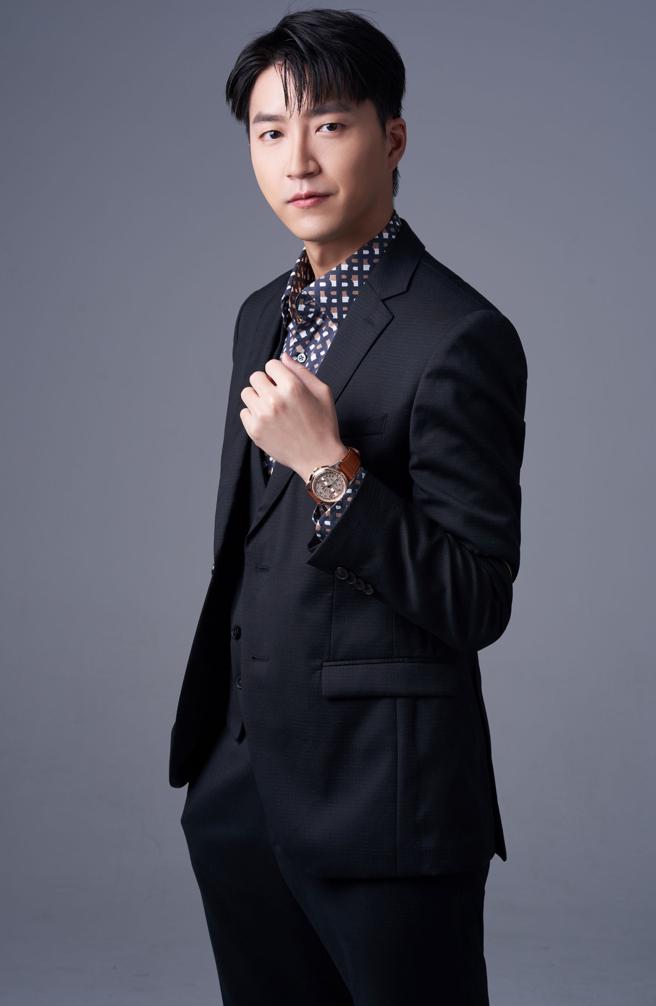 江宏杰以合身黑色西装造型搭配宝齐莱传承系列年历双盘计时码表，展现绅士风采。（JOJ PHOTO摄，图片企画／中时时尚，服装提供／BOSS）