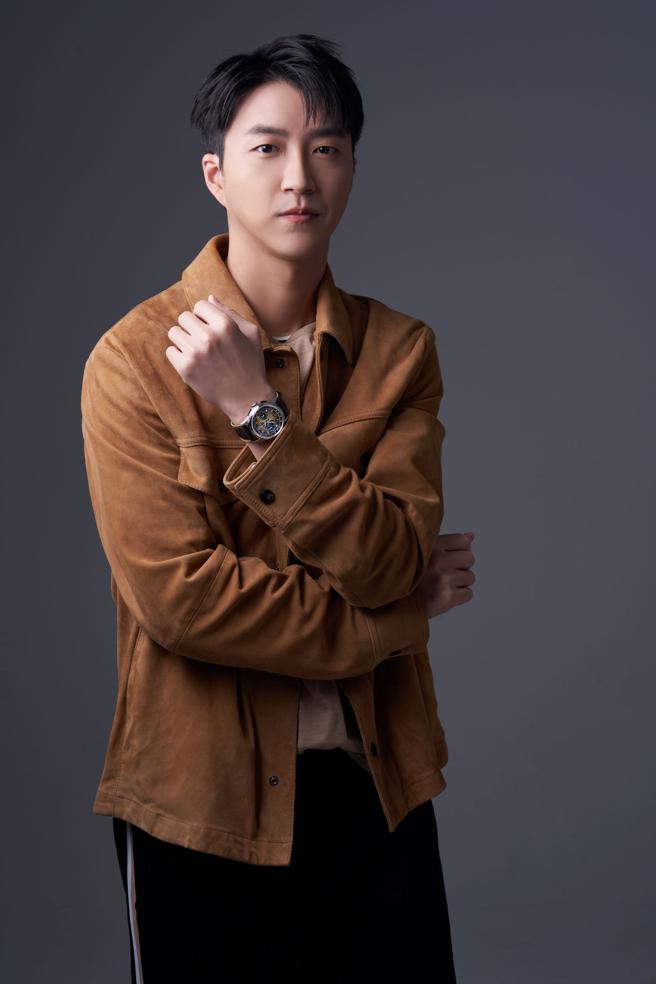 江宏杰展开斜杠事业开桌球馆，并亲自教女儿打桌球，以休閒猎装搭配宝齐莱传承系列年历双盘计时码表城市限量表。（JOJ PHOTO摄，图片企画／中时时尚，服装提供／BOSS）