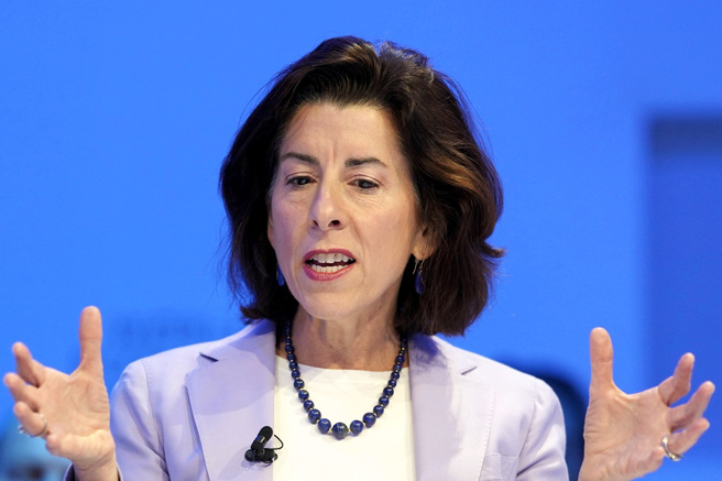 美国商务部长雷蒙多（Gina Raimondo）5日为美国政府因应通膨反应慢半拍护航，指俄罗斯对乌克兰开战导致全球经济脱轨。（资料照／美联社）