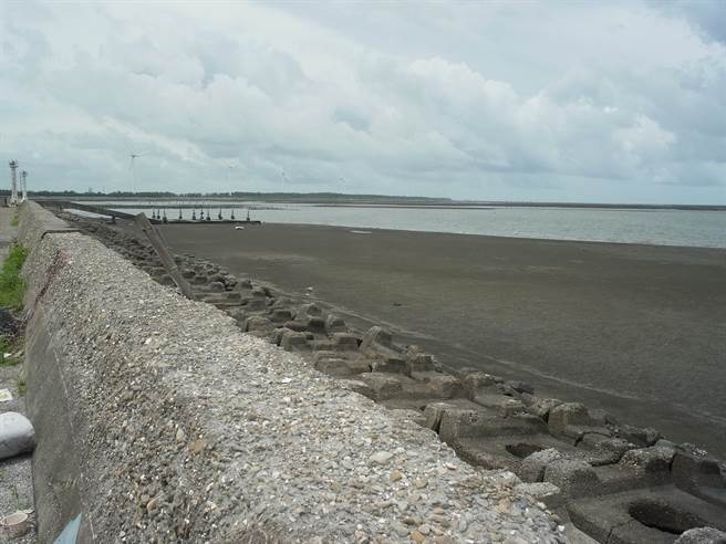 云林县台西乡台西港小沙滩被誉为「戏水秘境」，海巡人员呼吁勿到危险海域。（张朝欣摄）