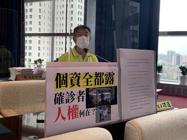 台中市议员郑功进表示，有受委托协助送防疫关怀包者，竟在确诊者家门口高喊门牌号码，让个资全都露。(林欣仪摄)