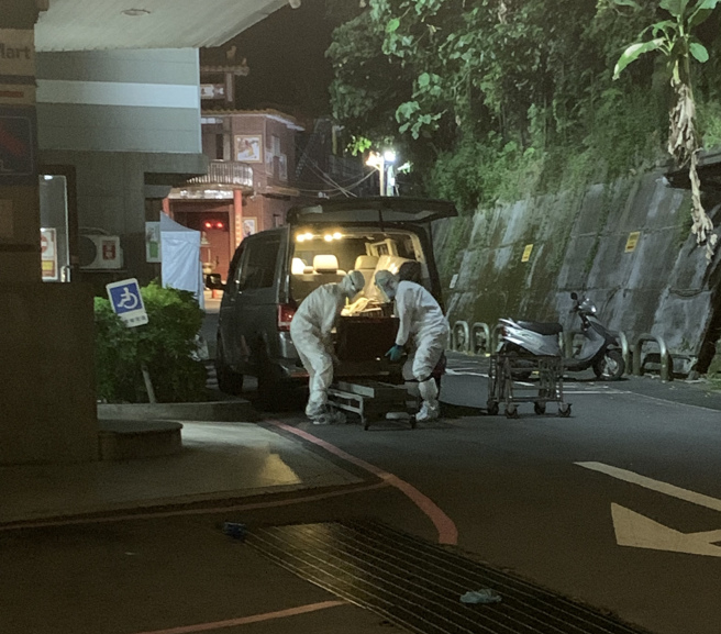 确诊遗体火化争议延烧，精神科医师潘建志表示，出席葬礼的染疫机率其实比去KTV唱歌还要低。图为殡葬业者处理遗体火化作业。（吴孟宗提供／蔡雯如新北传真）