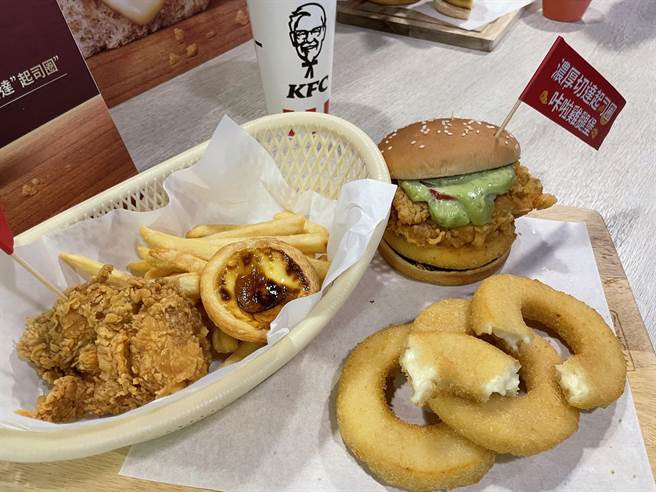 「浓厚切达起司圈卡啦鸡腿堡」夹着切达起司圈，咬下立刻飘散浓郁咸香滋味。（朱世凯摄）