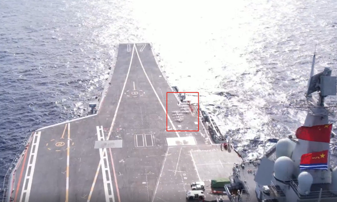 中方海军首艘自制航母「山东」舰甲板右上方出现了无人机队。（央视）