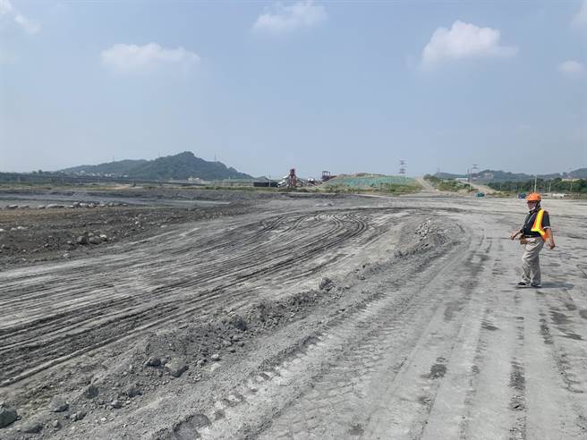 鸟嘴潭人工湖工程造成空气污染，引发县议员不满。（廖志晃摄）