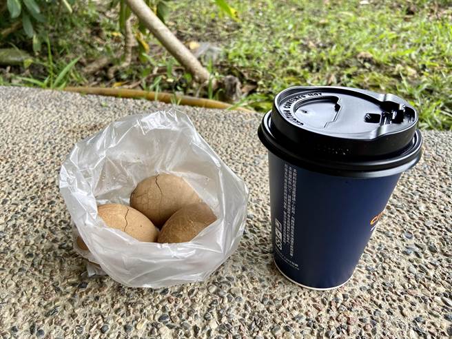 宜蘭縣國中小學校長遴選，將在6月11日進行最後階段新任校長的遴選；日前卻發生有候聘校長到校拜訪時，竟送咖啡與茶葉蛋給全校教職同仁分享，變相「類賄選」。（吳佩蓉攝）