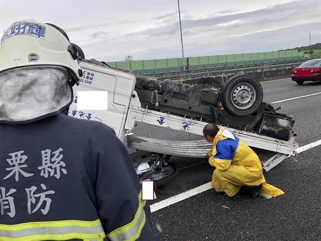 彭男的货车整辆车翻覆。（翻摄照片／李京升苗栗传真）