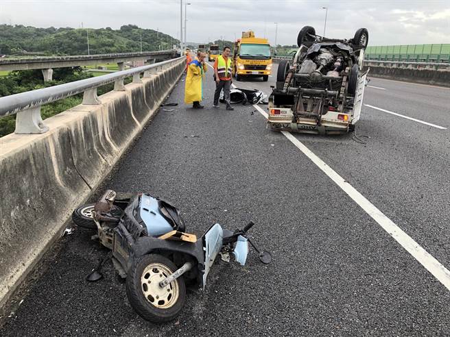 初步了解起因彭男货车爆胎才会导致事故。（翻摄照片／李京升苗栗传真）