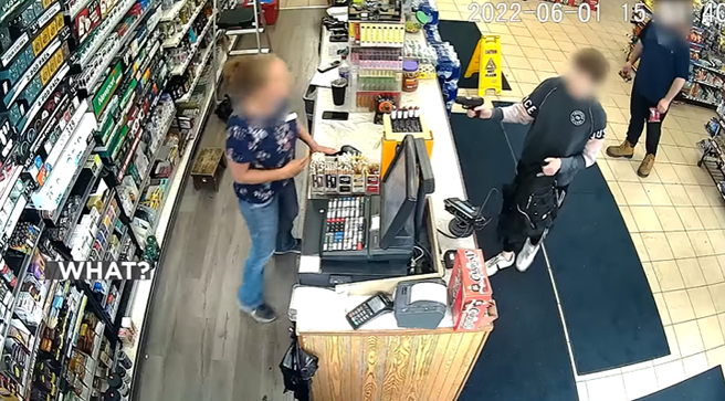 美国一名12岁男童持枪抢劫加油站超商。（图／翻摄自YouTube）