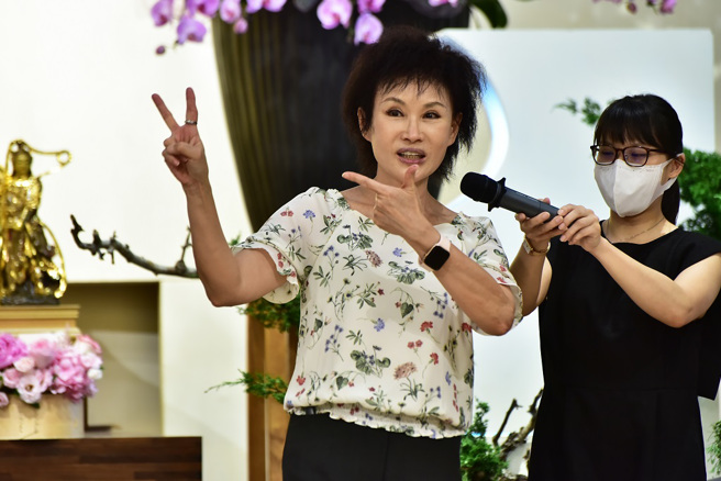 譚敦慈帶領現場觀眾做促進健康操。(圖/佛光山惠中寺提供)