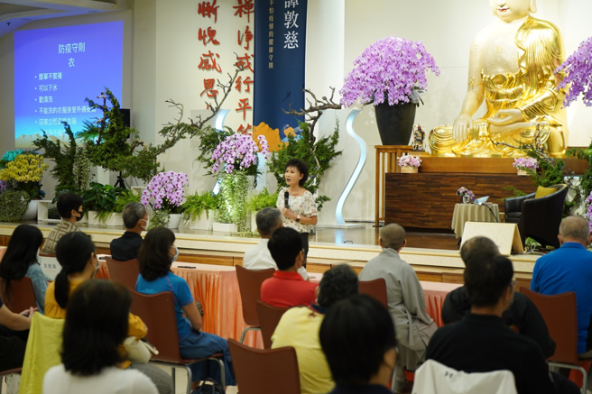 譚敦慈除回覆現場提問，對於許多線上的聽眾，她也給予一一答覆，同時傳授許多針對健康、無毒生活的寶貴知識。(圖/佛光山惠中寺提供)

